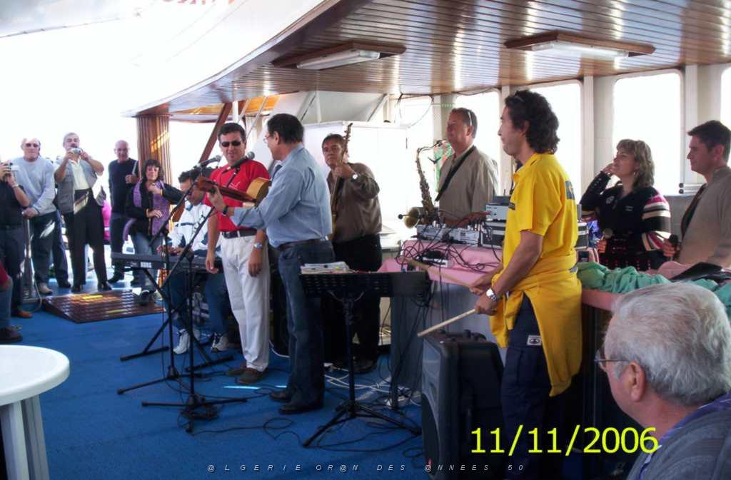 ORAN 11 2006 SUR LE BATEAU PENDANT LE VOYAGE.JPG